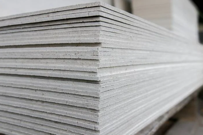 Ein Stapel Gipskartonplatten.